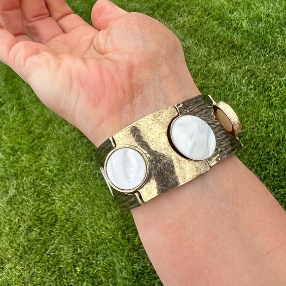 Vintage Gold Metal and Mother of Pearl Stretch Bracelet - Picture 3 of 10